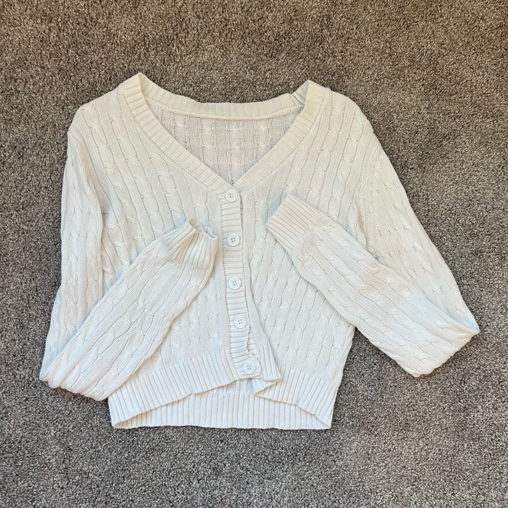 WHITE CABLE KNIT SWEATER SIZE MEDIUM